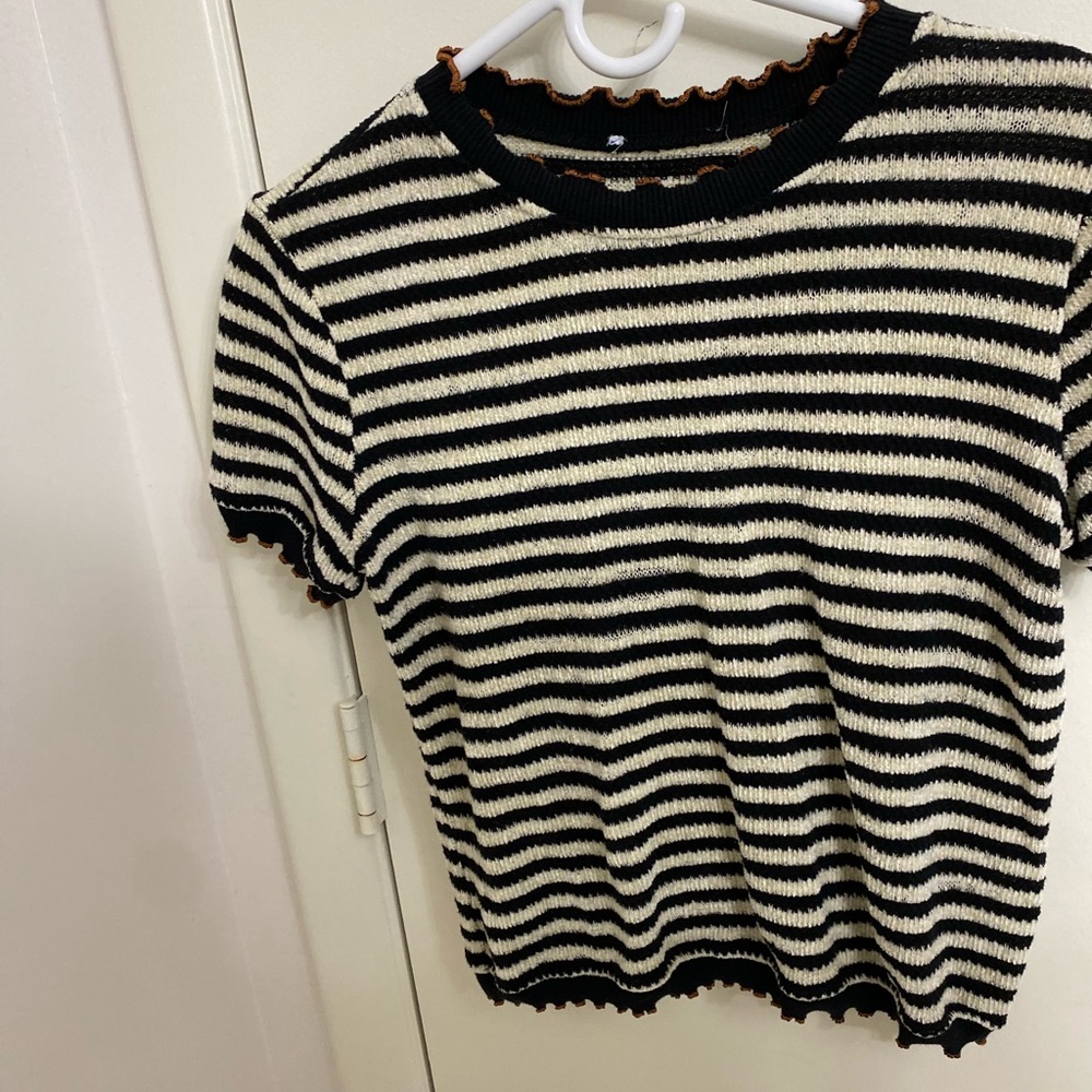 sweater crop top tee sleeved.
